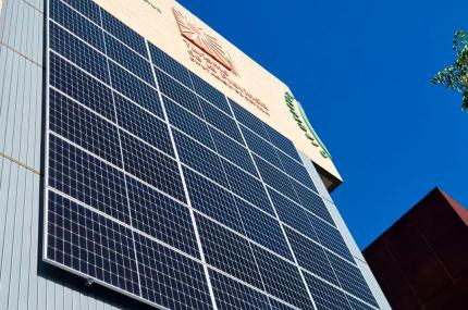 INSTALACIÓN DE ESTRUCTURA SOLAR COPLANAR EN FACHADA EN SEVILLA