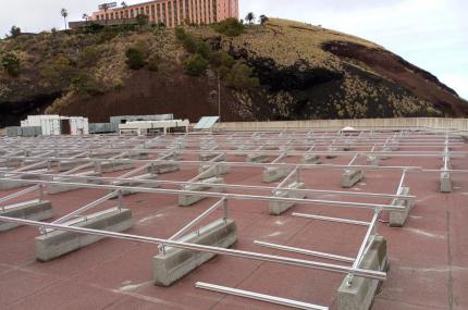 INSTALACIÓN DE ESTRUCTURA SOLAR LASTRADA DE 10º EN LAS ISLAS CANARIAS.