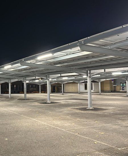 placas solares en la fachada de un edificio